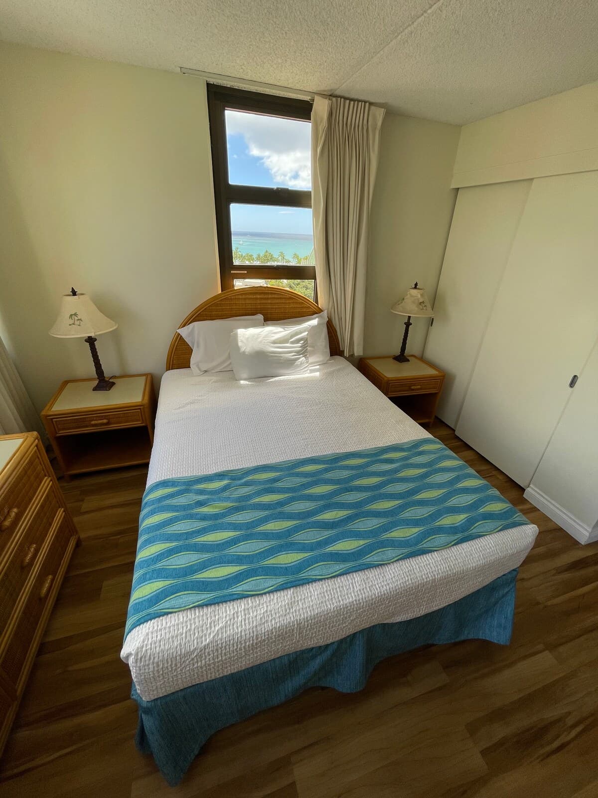 Condo in Honolulu · ★4.44 · 1 bedroom · 2 beds · 1 private bath - Photo 4