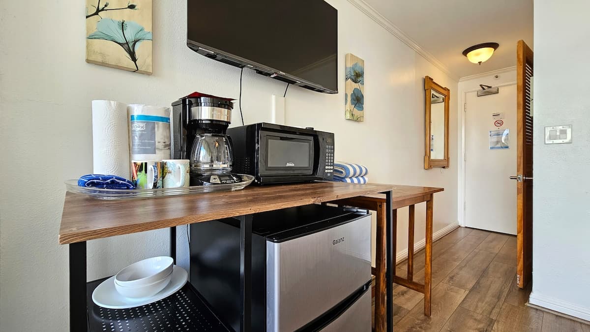 Condo in Honolulu · ★4.49 · Studio · 2 beds · 1 private bath - Photo 3