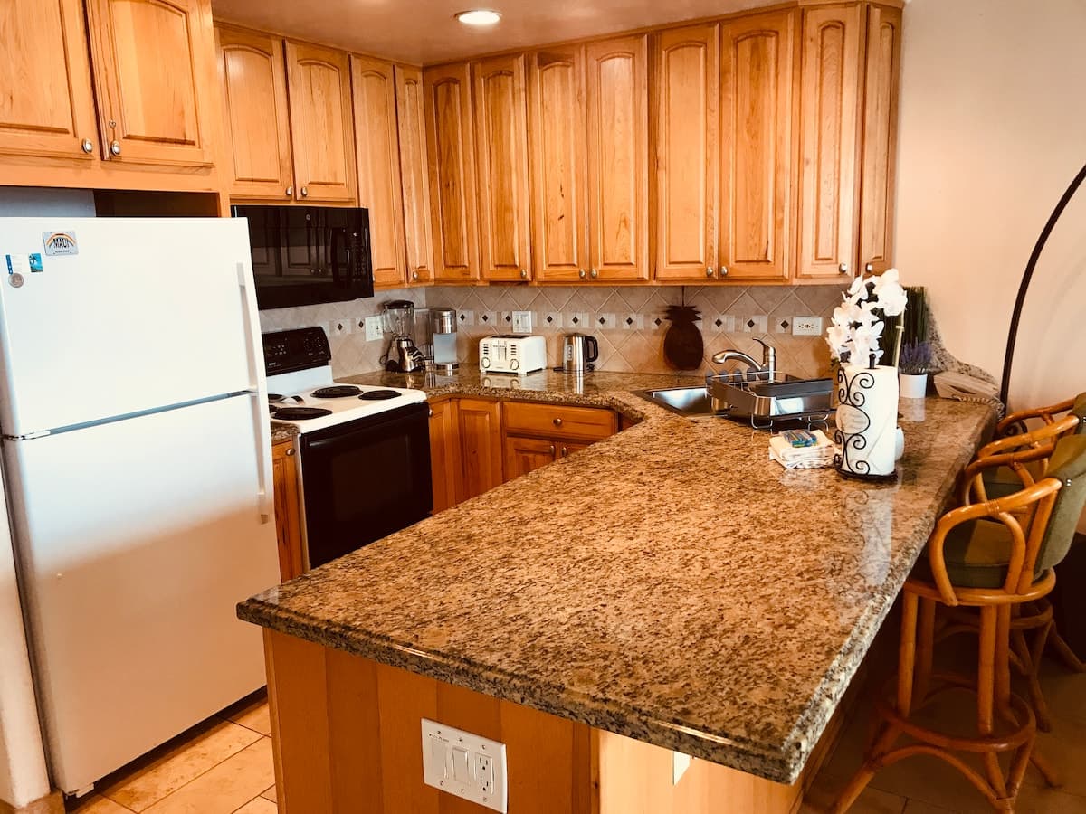 Condo in Lahaina · ★4.88 · 2 bedrooms · 4 beds · 2 private baths - Photo 3