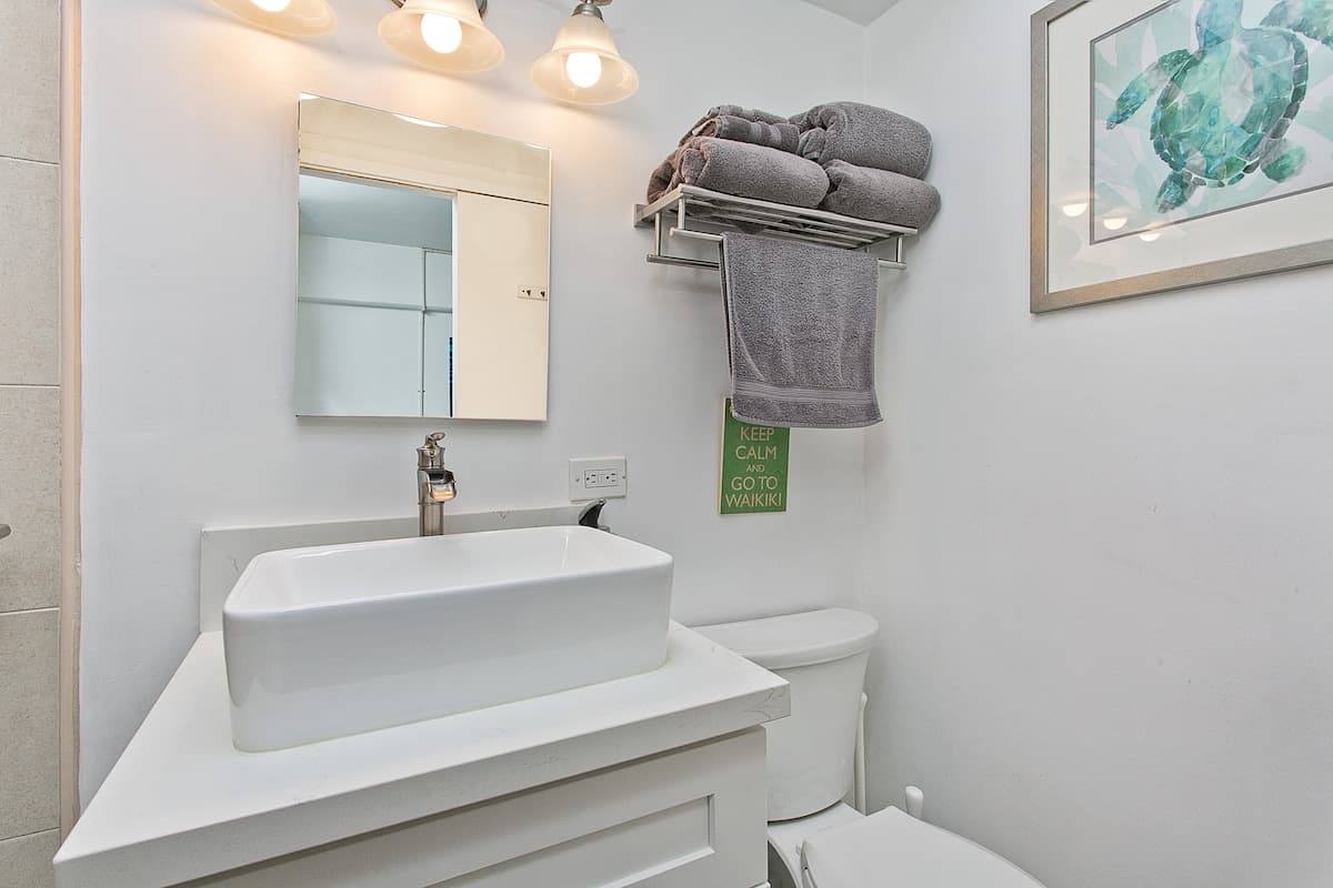 Condo in Honolulu · ★4.6 · 1 bedroom · 1 bed · 1 private bath - Photo 4
