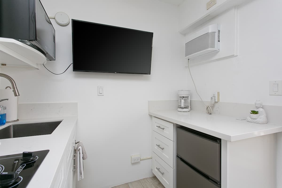 Condo in Honolulu · ★4.6 · 1 bedroom · 1 bed · 1 private bath - Photo 2