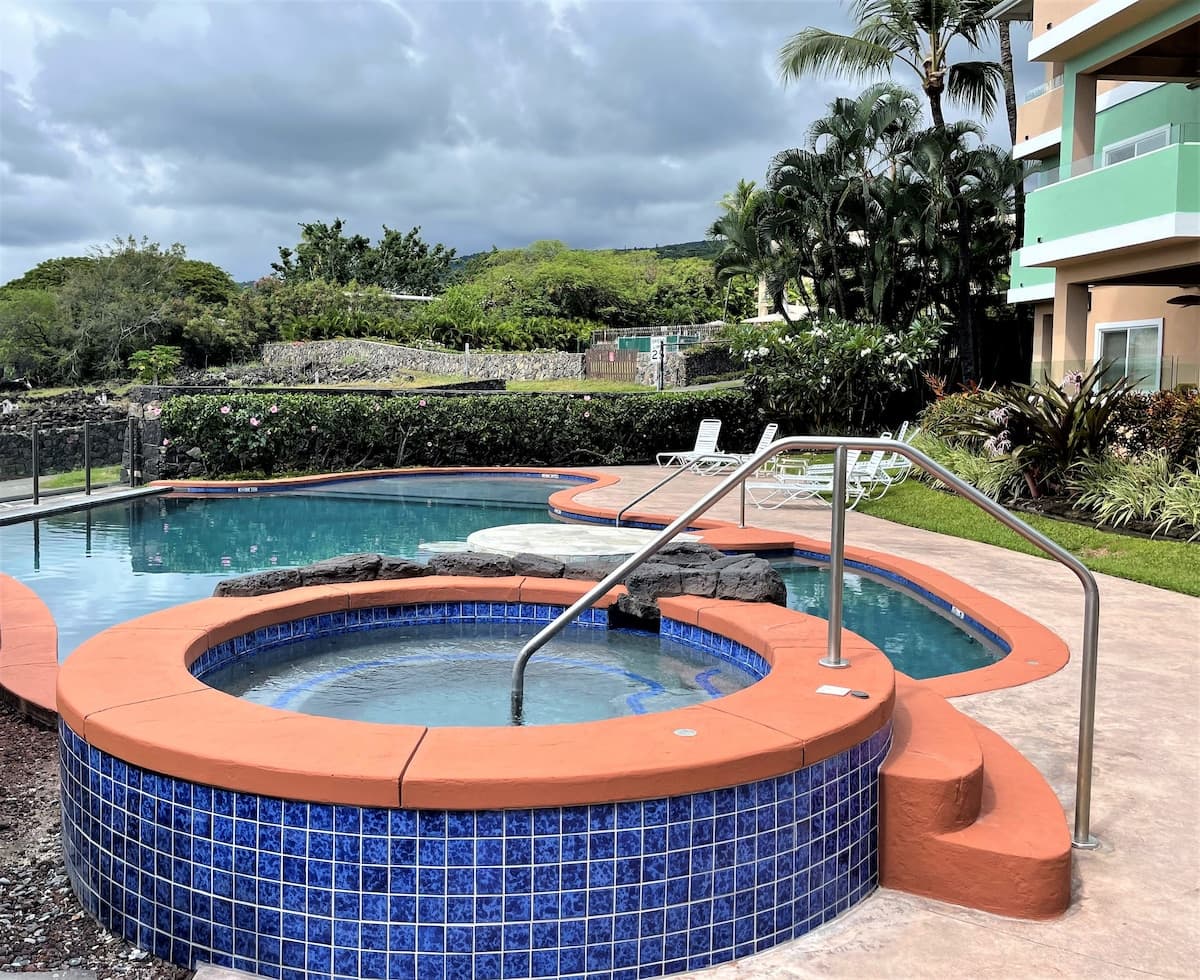 Condo in Kailua-Kona · ★4.92 · 2 bedrooms · 5 beds · 2 baths - Photo 5