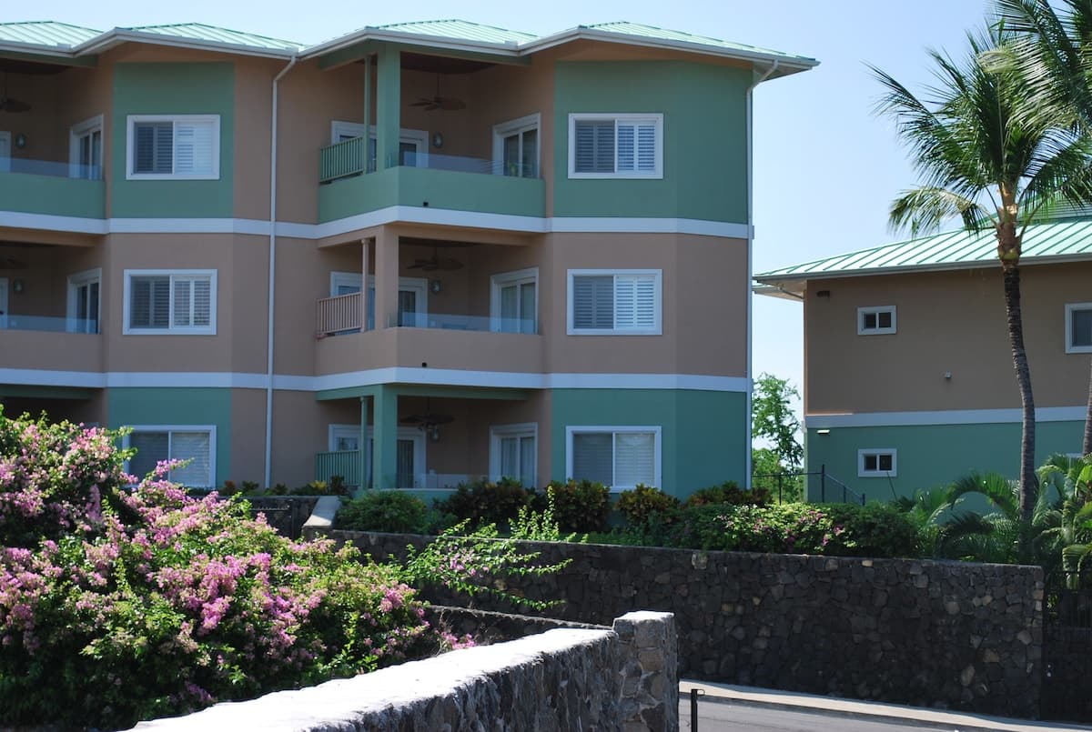 Condo in Kailua-Kona · ★4.92 · 2 bedrooms · 5 beds · 2 baths - Photo 4