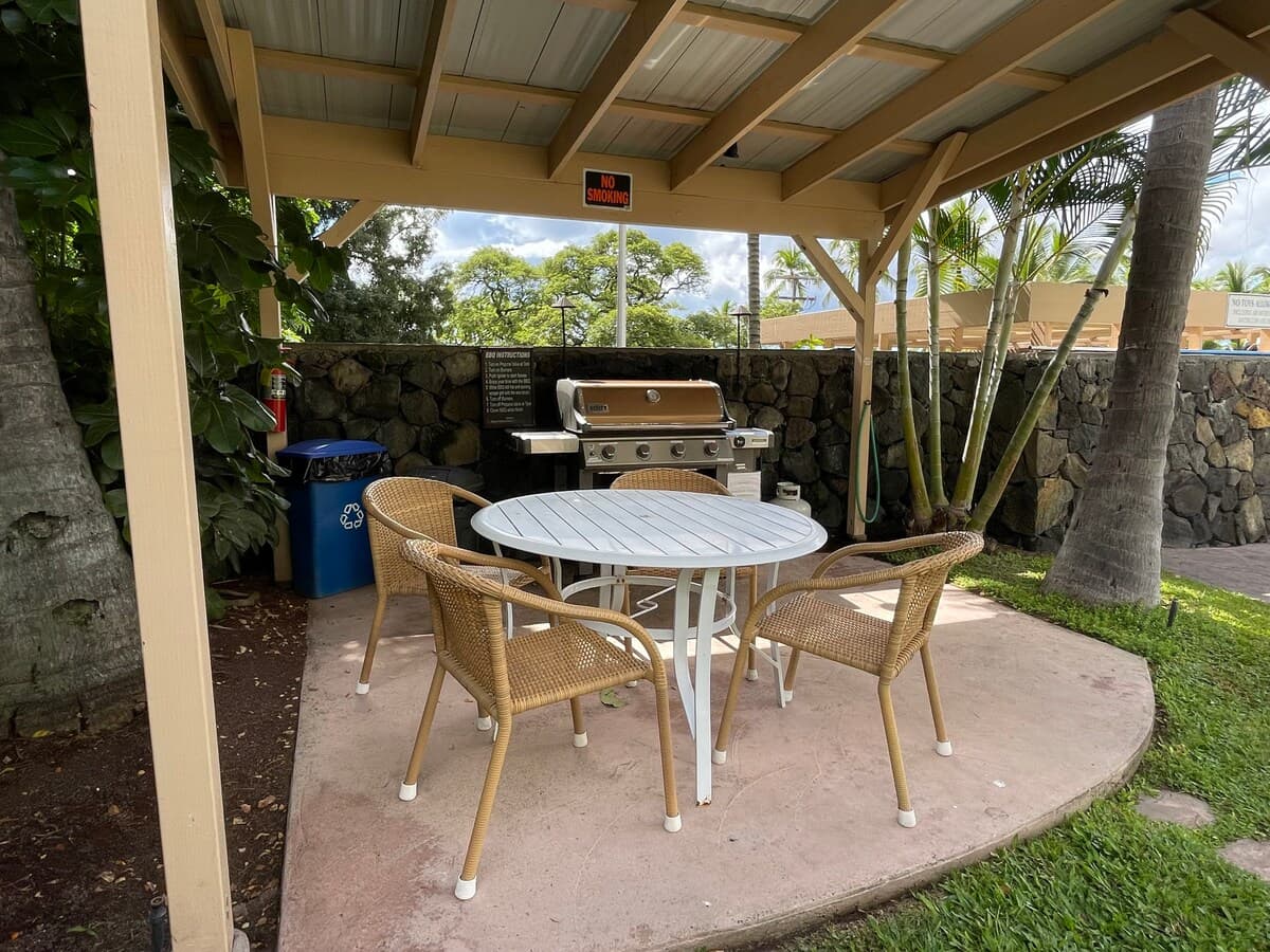 Condo in Kailua-Kona · ★4.92 · 2 bedrooms · 5 beds · 2 baths - Photo 2