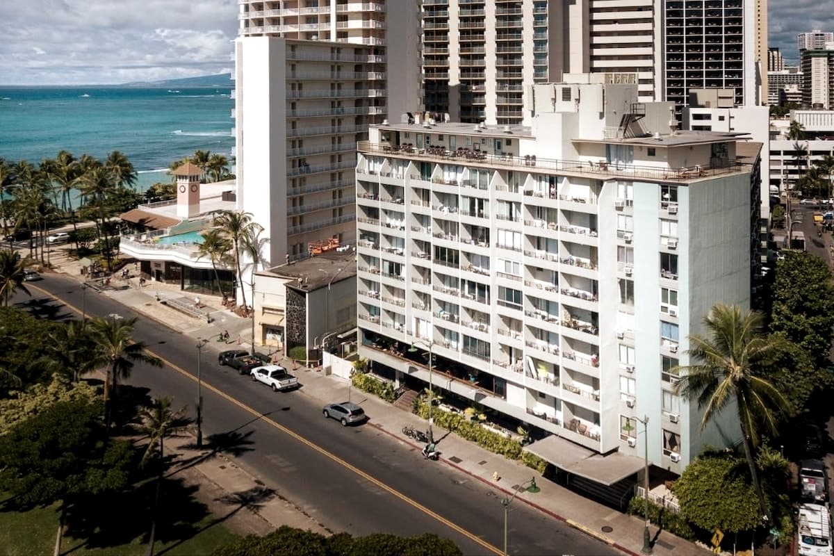 Condo in Honolulu · ★4.89 · Studio · 2 beds · 1 private bath - Photo 3