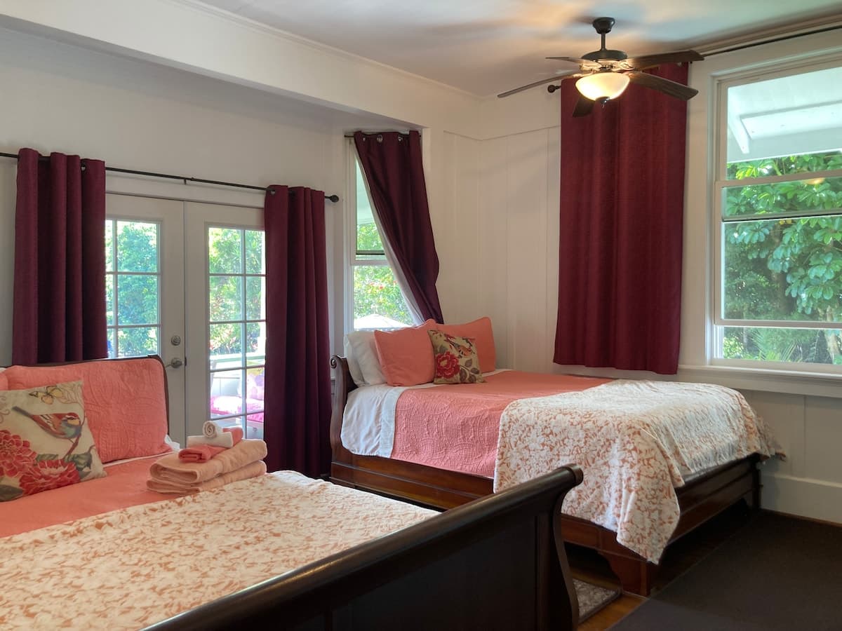 Hilo Bay Oceanfront B&B (Room #5) Sleeps 4 - Photo 1