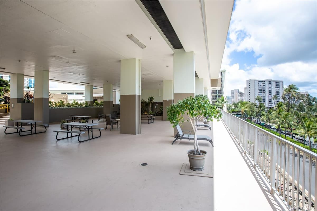 Condo in Honolulu · ★4.88 · Studio · 1 bed · 1 private bath - Photo 3