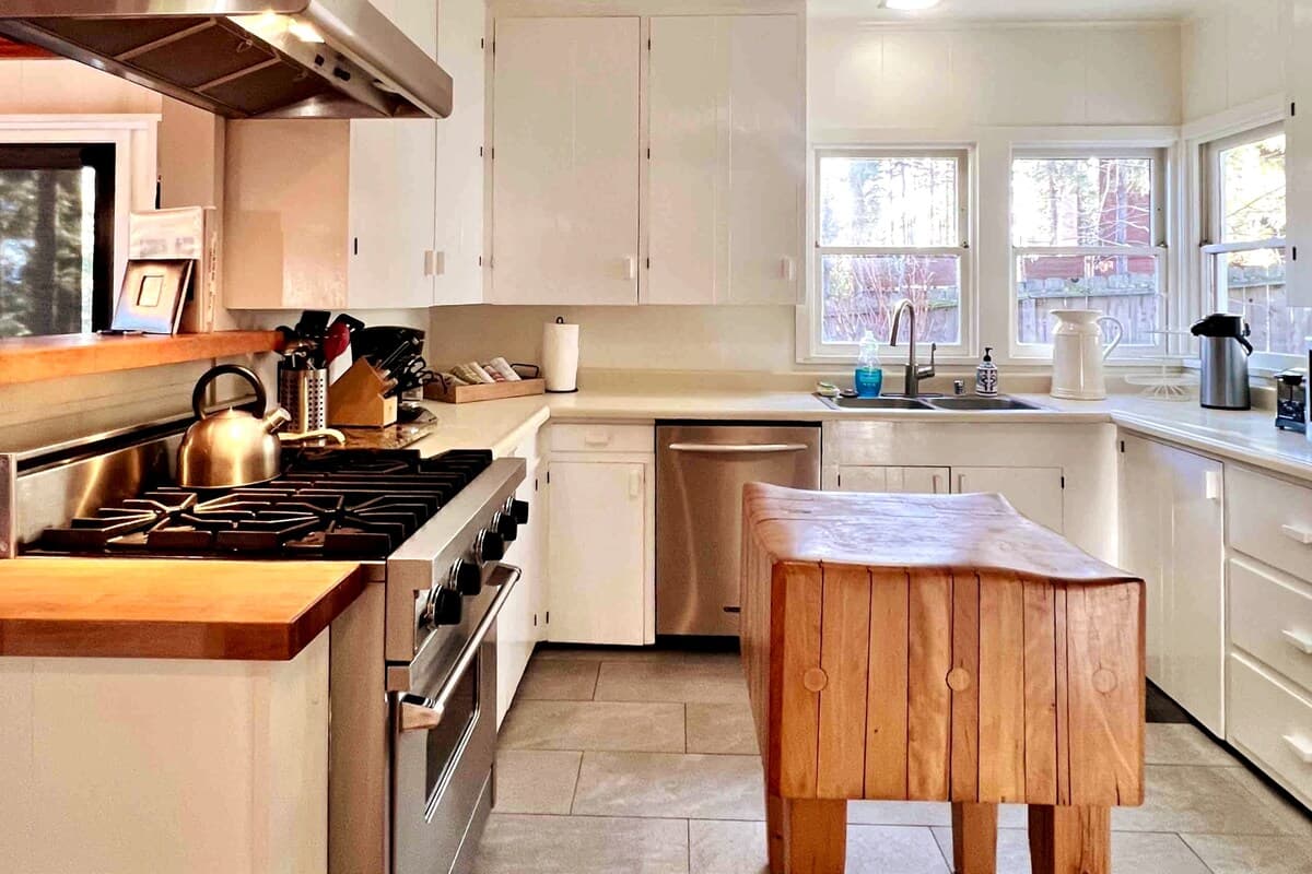 Cute 1950s Old Tahoe Cottage, Hot Tub, 1 Acre - Photo 2