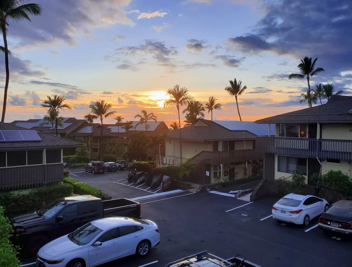 Condo in Kailua-Kona · ★4.61 · 2 bedrooms · 3 beds · 1 private bath - Photo 2