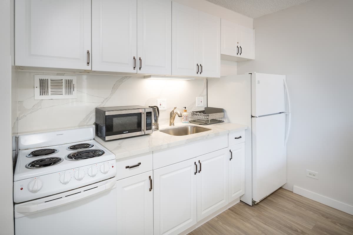 Condo in Honolulu · ★4.47 · Studio · 3 beds · 1 private bath - Photo 2