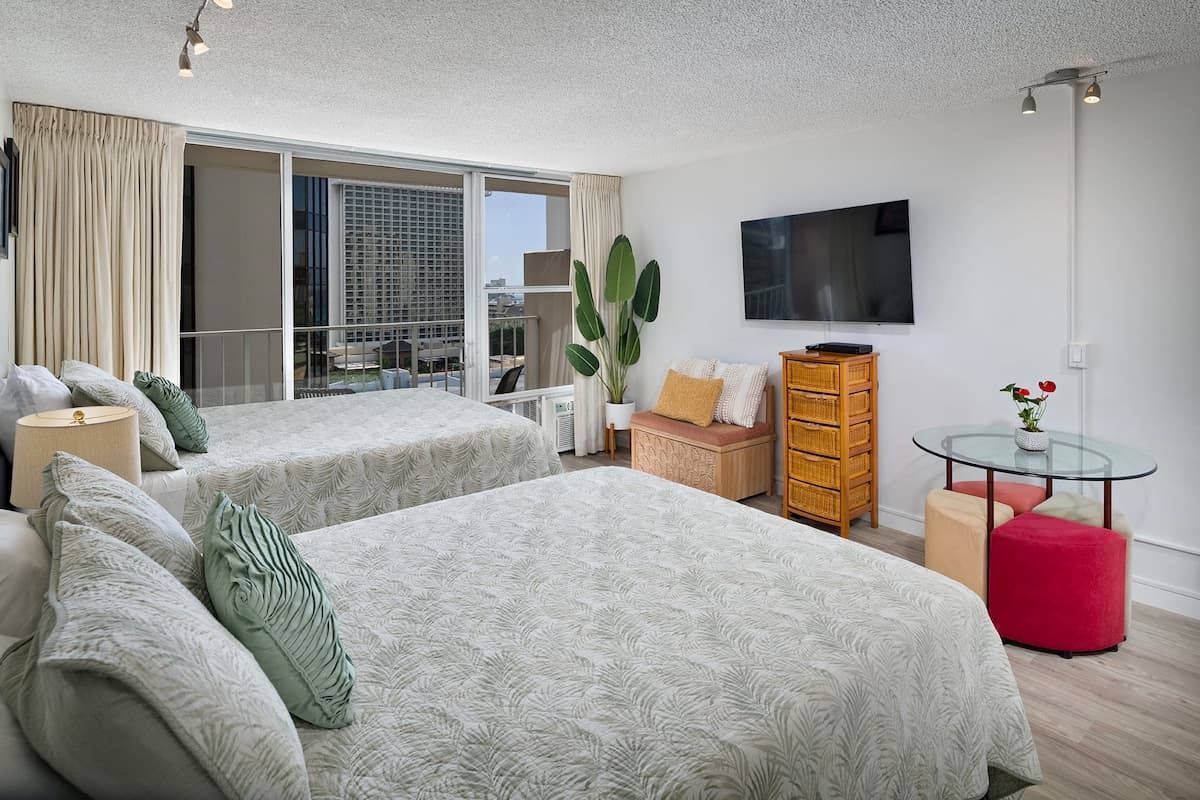 Condo in Honolulu · ★4.47 · Studio · 3 beds · 1 private bath - Photo 1