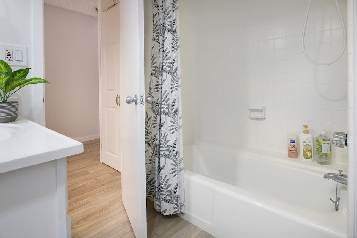Condo in Honolulu · ★4.47 · Studio · 3 beds · 1 private bath - Photo 4