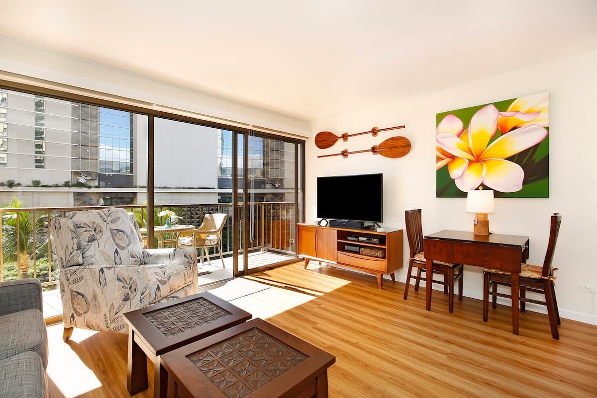 Condo in Honolulu · ★4.63 · 1 bedroom · 2 beds · 1 private bath - Photo 1