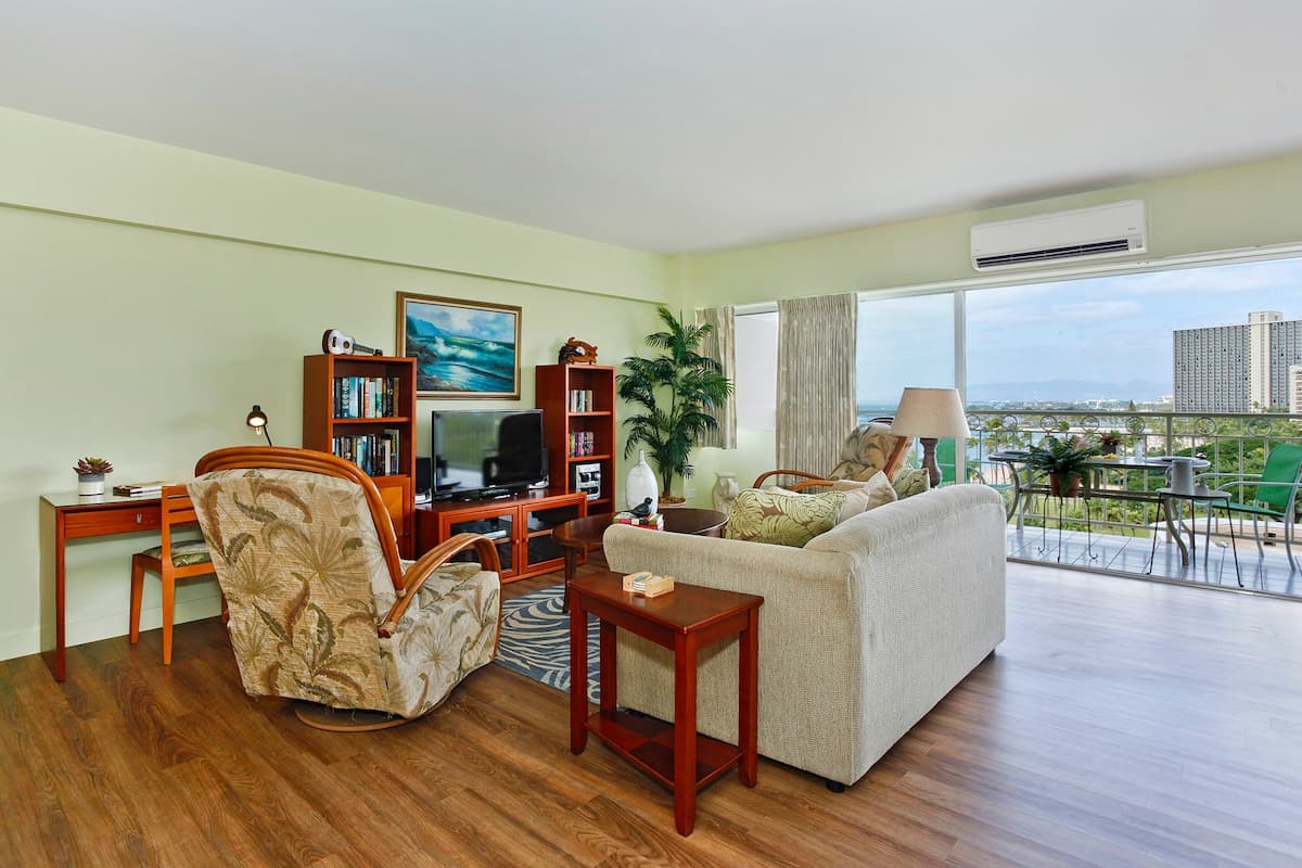 Condo in Honolulu · ★4.92 · 1 bedroom · 2 beds · 1 private bath - Photo 1