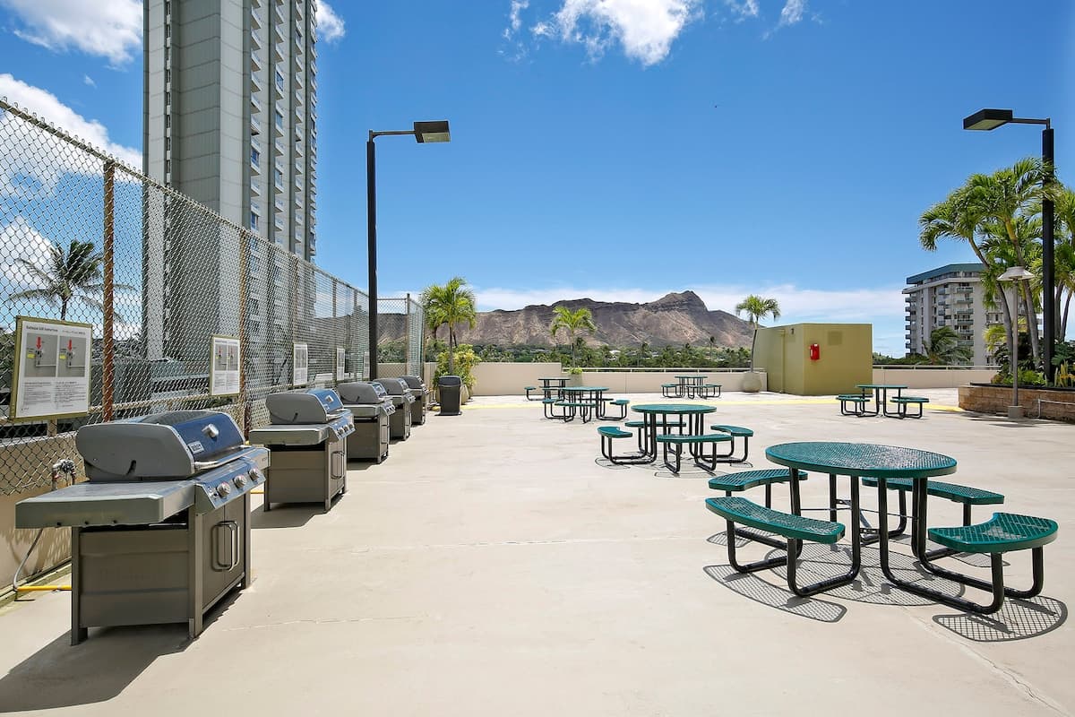 Condo in Honolulu · ★4.8 · 1 bedroom · 2 beds · 1 private bath - Photo 4