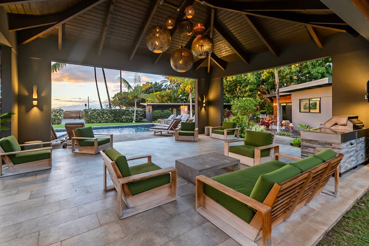 Walk to Cove Beach Park from a Refined Villa - Photo 2