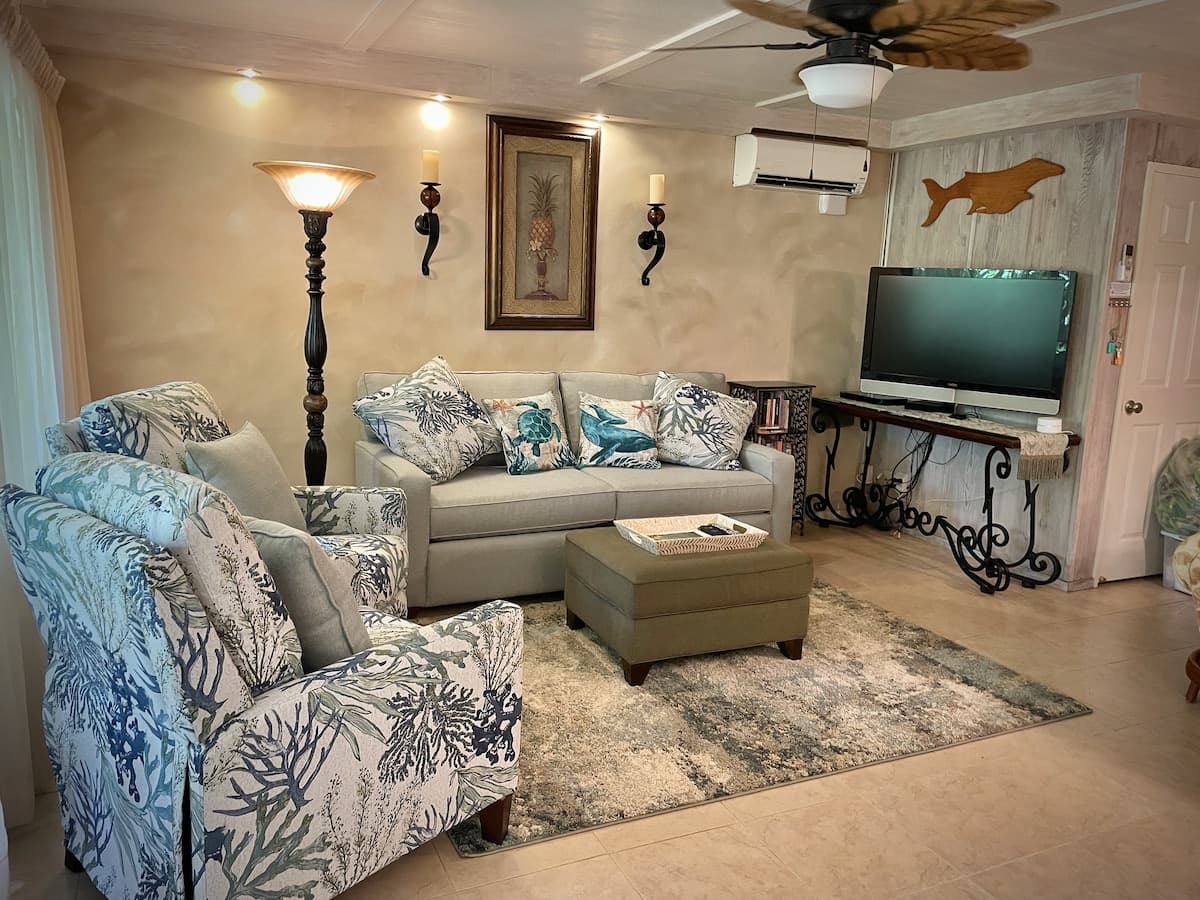 Condo in Kihei · ★4.94 · 2 bedrooms · 4 beds · 1 private bath - Photo 2