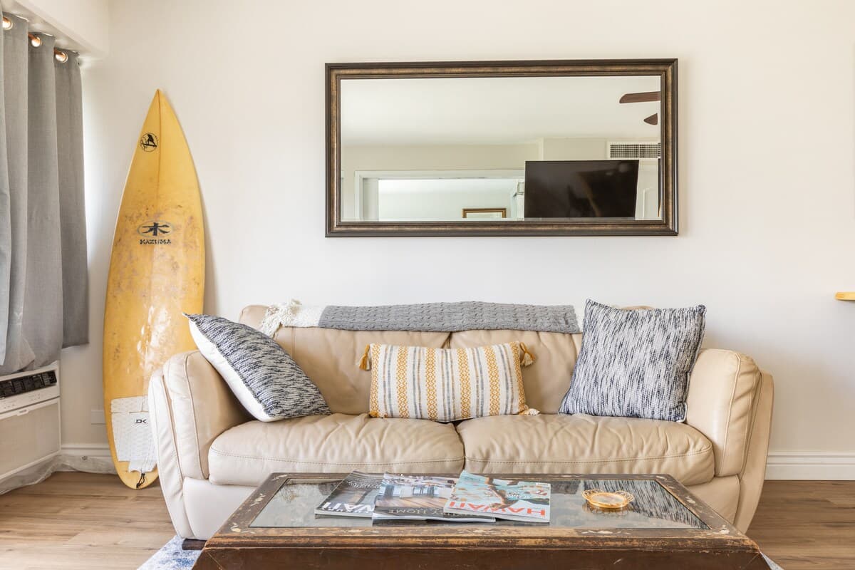 Condo in Honolulu · ★4.81 · 2 bedrooms · 2 beds · 1 private bath - Photo 3
