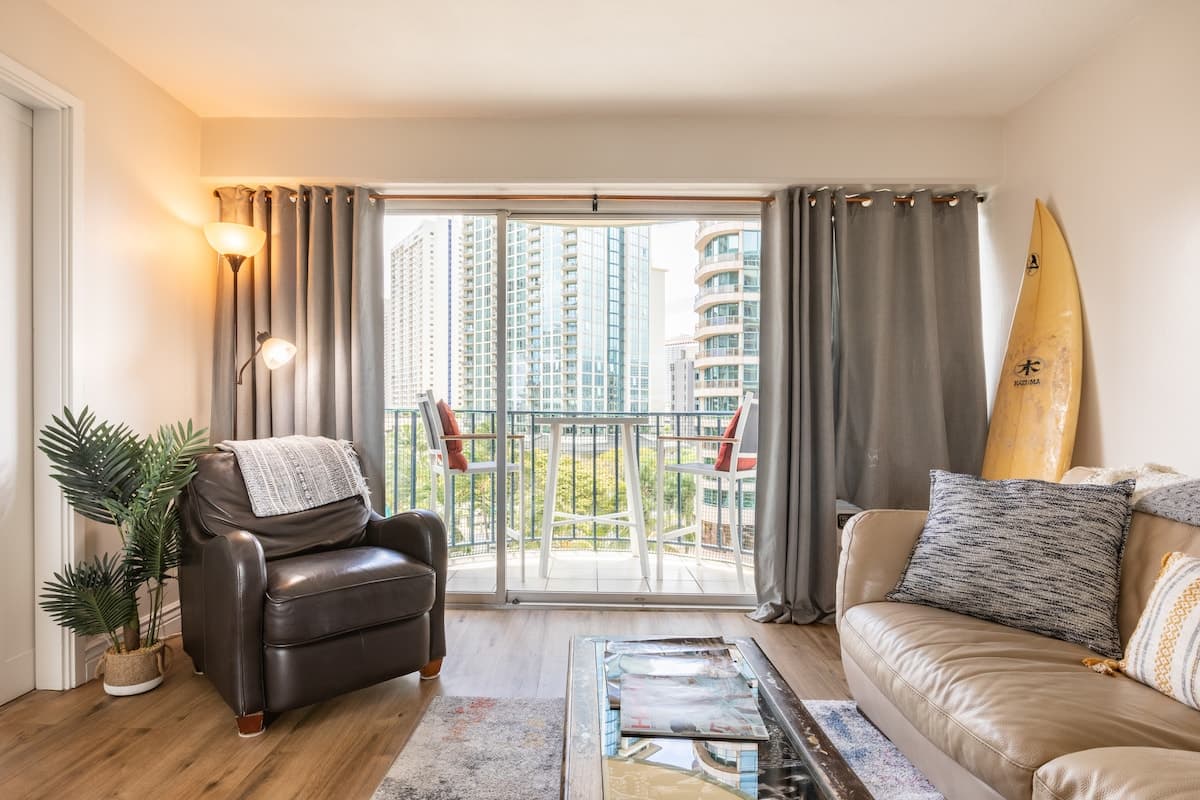 Condo in Honolulu · ★4.81 · 2 bedrooms · 2 beds · 1 private bath - Photo 1