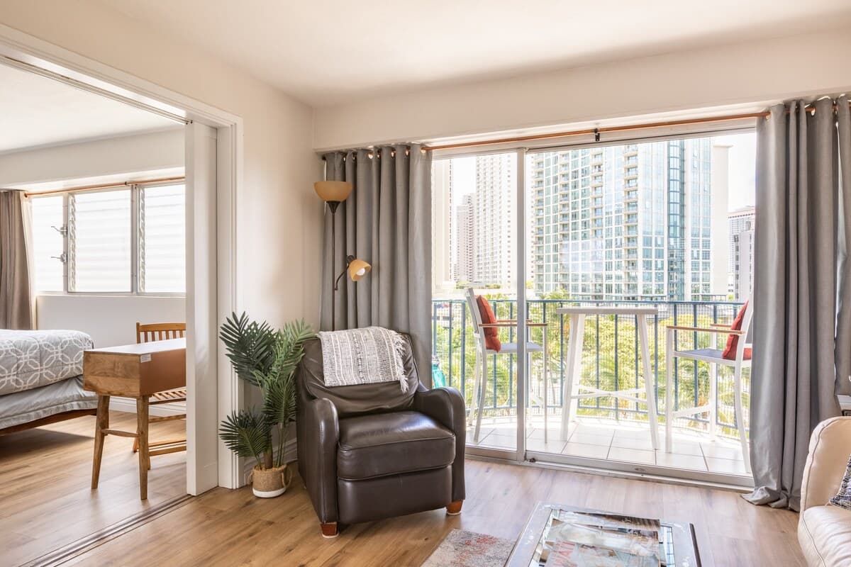 Condo in Honolulu · ★4.81 · 2 bedrooms · 2 beds · 1 private bath - Photo 2