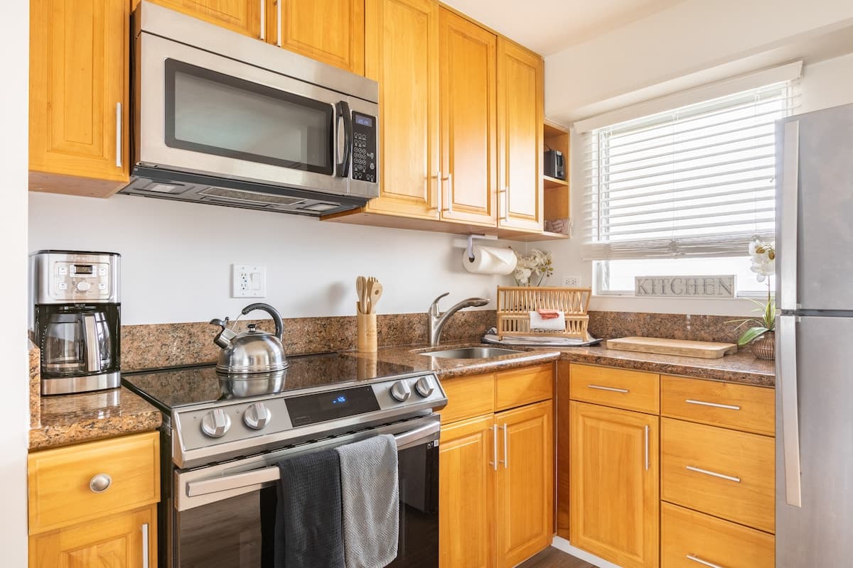 Condo in Honolulu · ★4.81 · 2 bedrooms · 2 beds · 1 private bath - Photo 4