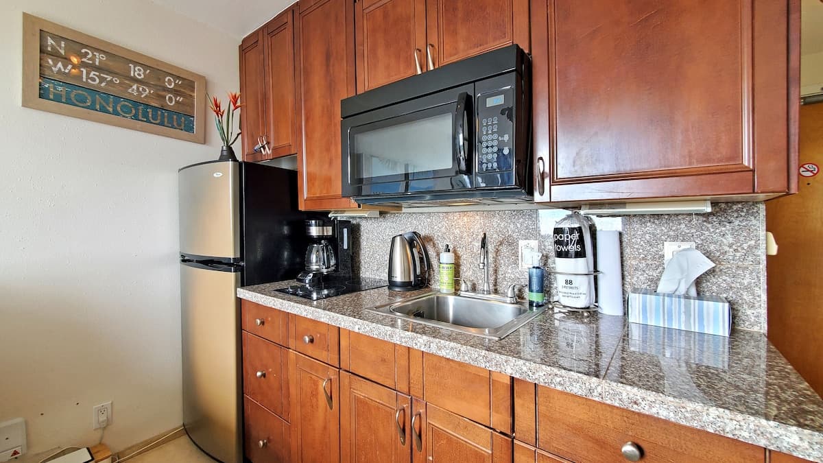 Condo in Honolulu · ★4.66 · Studio · 1 bed · 1 private bath - Photo 1