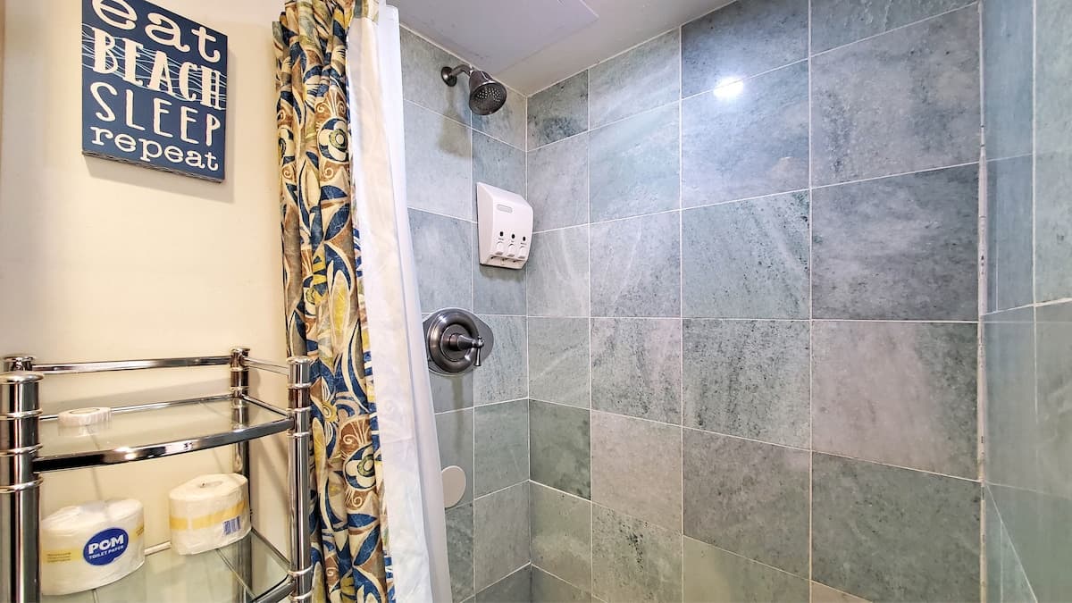 Condo in Honolulu · ★4.66 · Studio · 1 bed · 1 private bath - Photo 5