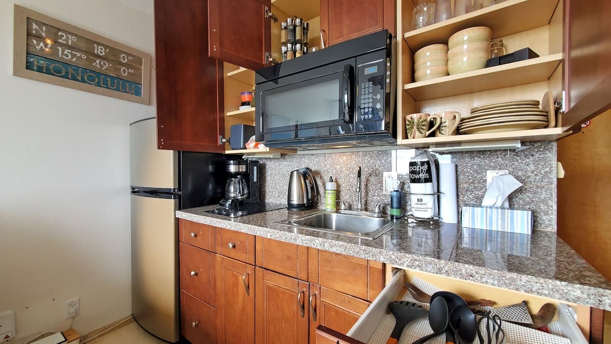 Condo in Honolulu · ★4.66 · Studio · 1 bed · 1 private bath - Photo 2