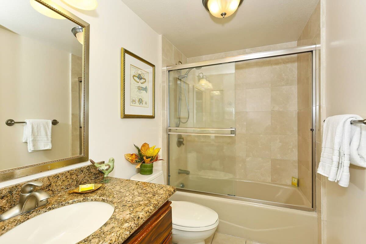 Condo in Honolulu · ★4.9 · 2 bedrooms · 4 beds · 2 private baths - Photo 1