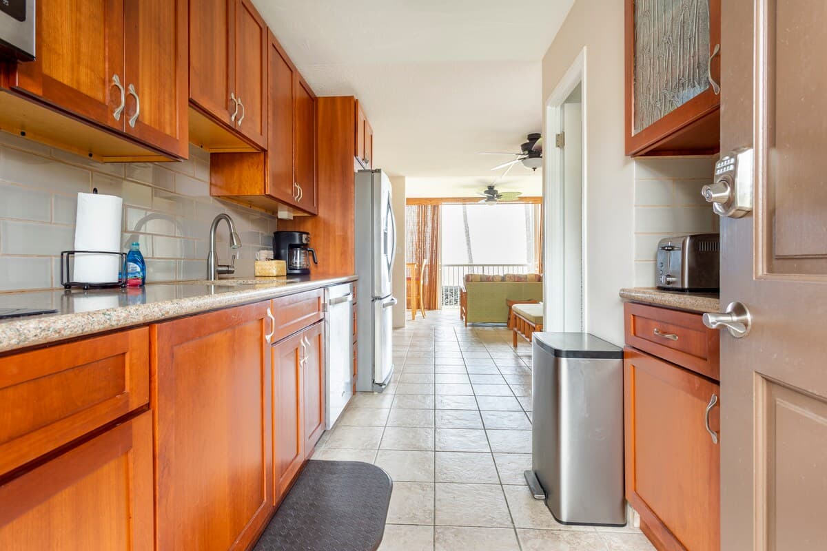 Condo in Kailua-Kona · ★4.8 · Studio · 1 bed · 1 bath - Photo 3