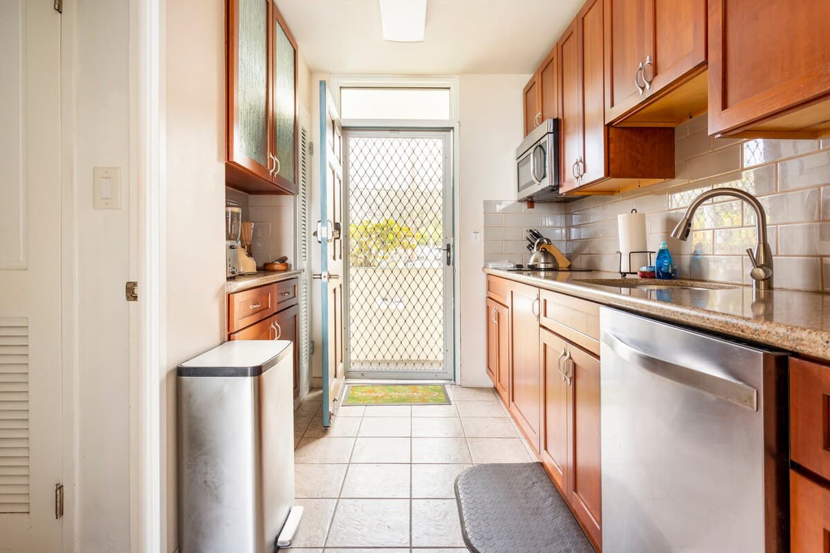 Condo in Kailua-Kona · ★4.8 · Studio · 1 bed · 1 bath - Photo 4