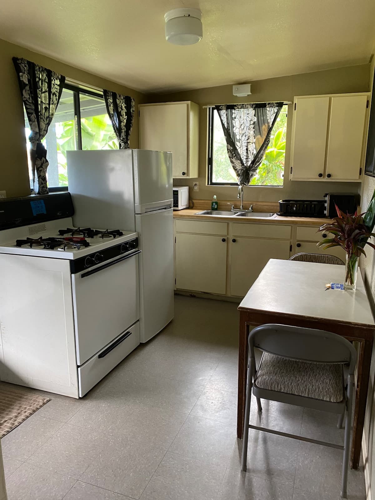 Home in Hana · ★4.69 · 3 bedrooms · 6 beds · 3 baths - Photo 3
