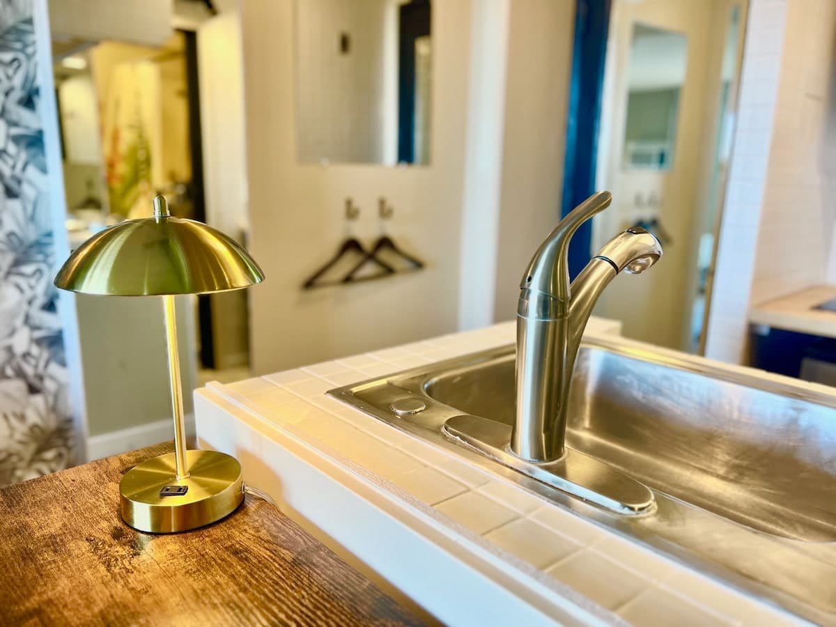 Condo in Honolulu · ★4.71 · Studio · 1 bed · 1 private bath - Photo 2