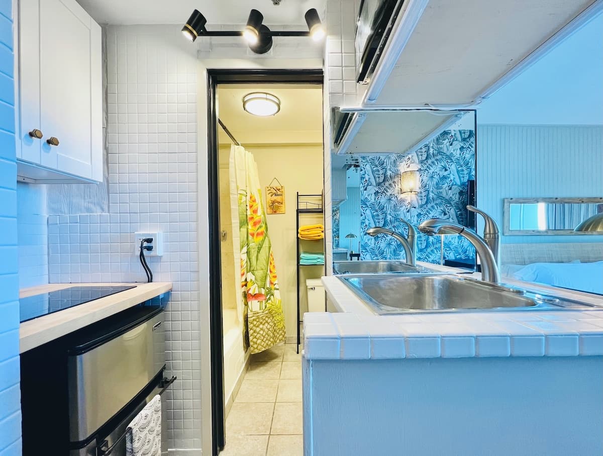 Condo in Honolulu · ★4.71 · Studio · 1 bed · 1 private bath - Photo 5