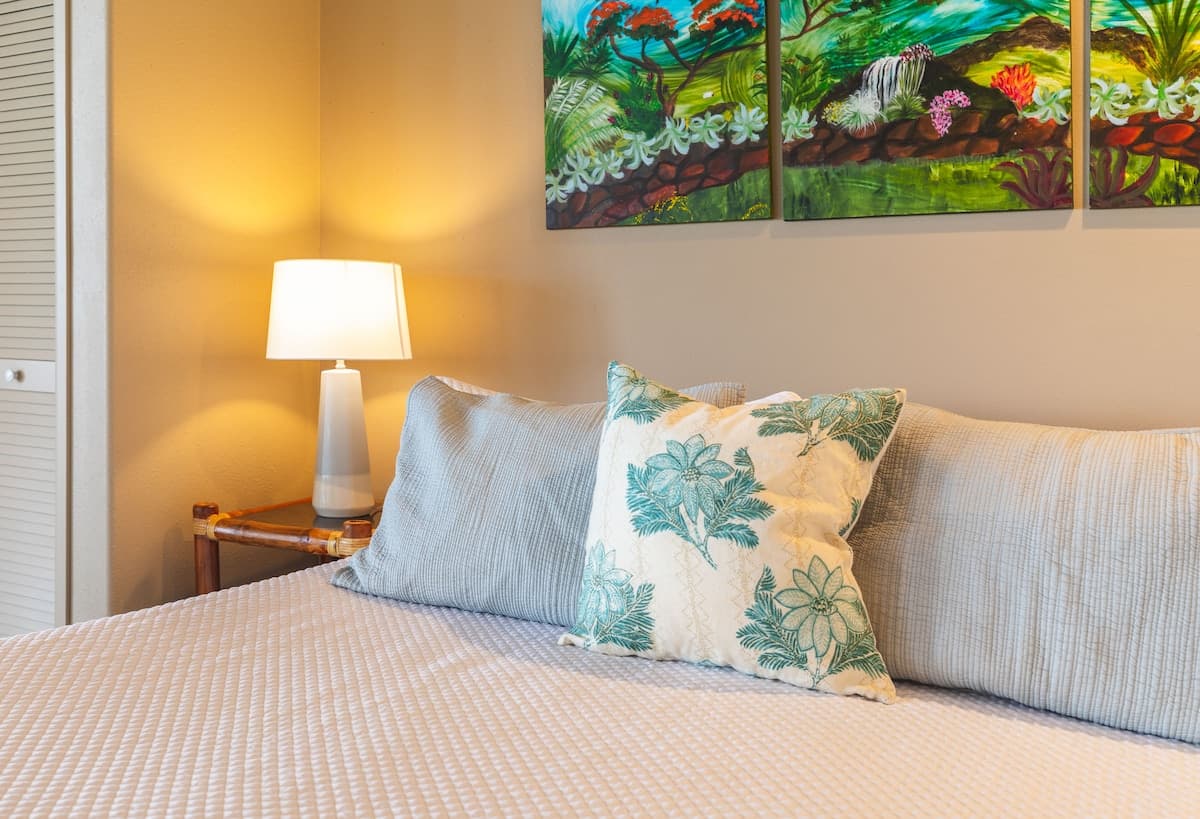 Home in Kailua-Kona · ★4.96 · 2 bedrooms · 3 beds · 1.5 baths - Photo 1