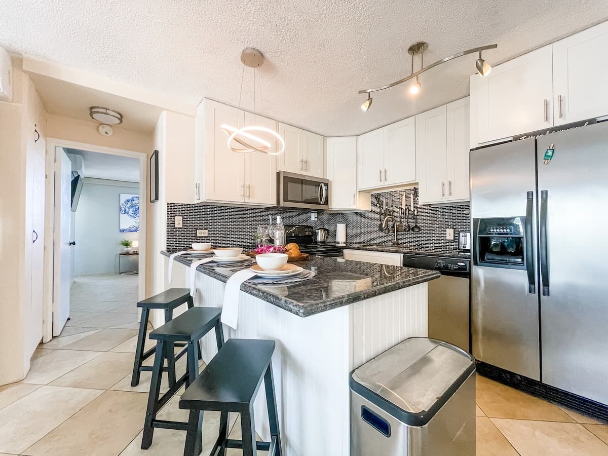 Condo in Honolulu · ★4.85 · 2 bedrooms · 3 beds · 2 private baths - Photo 4