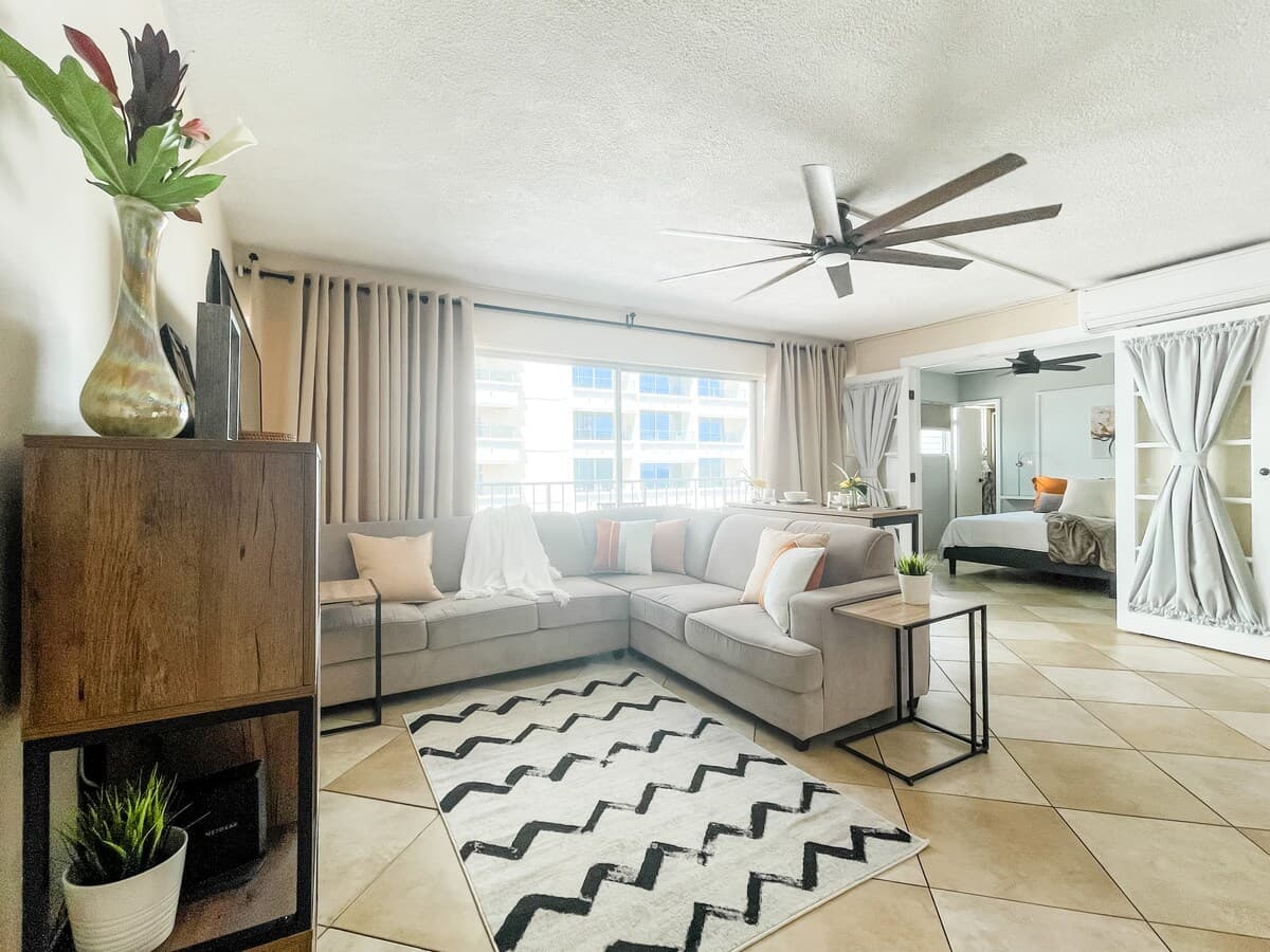 Condo in Honolulu · ★4.85 · 2 bedrooms · 3 beds · 2 private baths - Photo 3