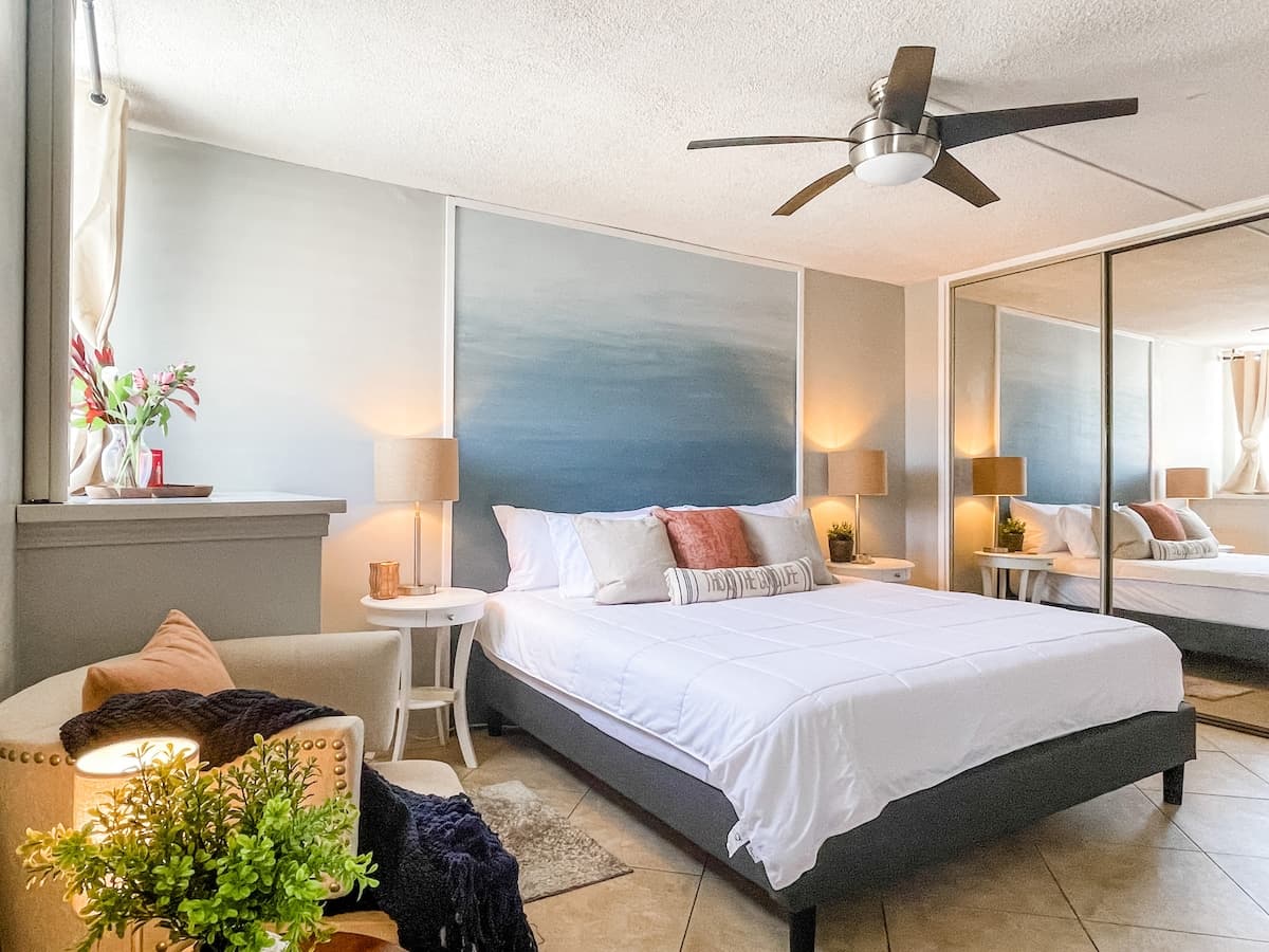 Condo in Honolulu · ★4.85 · 2 bedrooms · 3 beds · 2 private baths - Photo 2