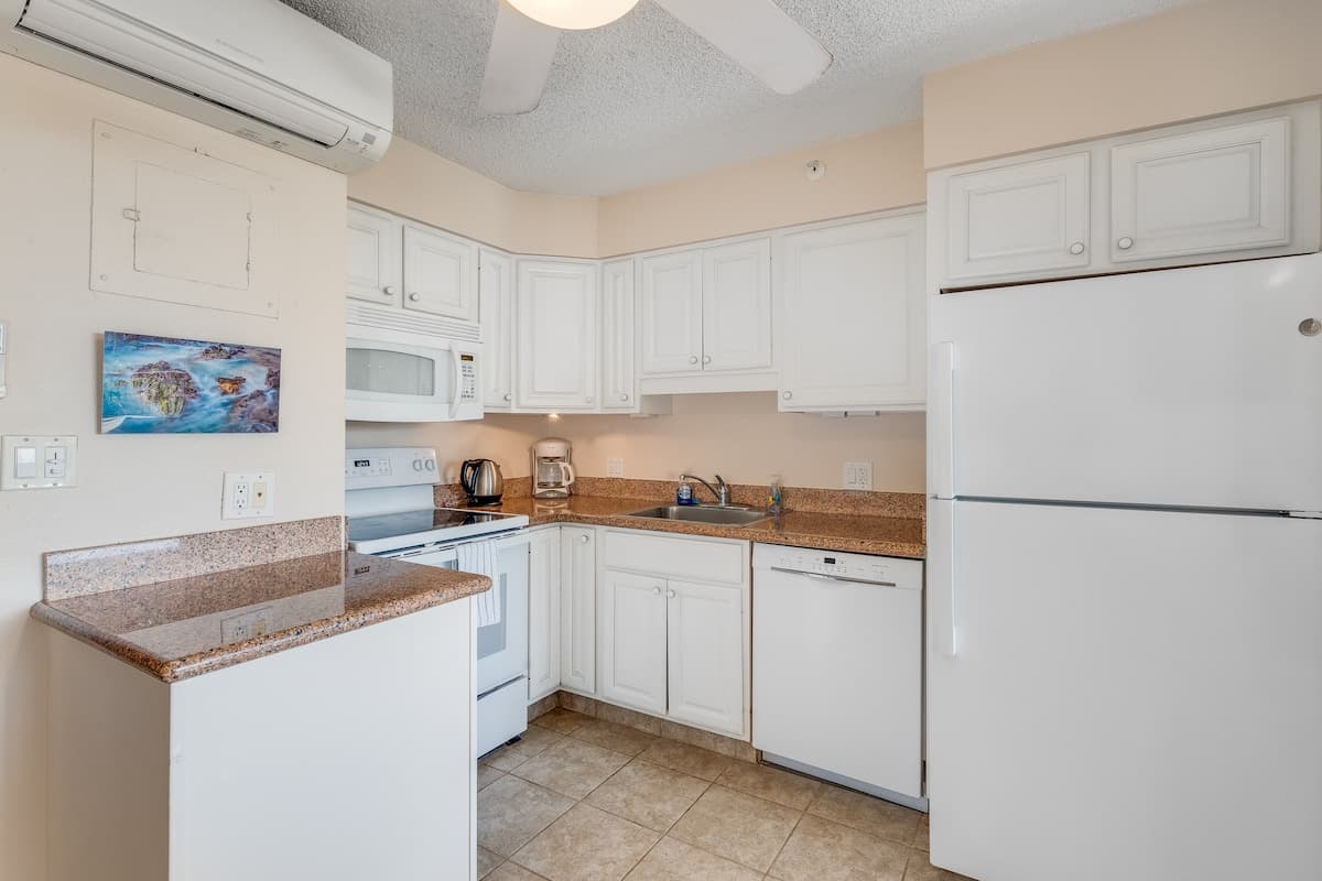 Condo in Kihei · ★4.92 · 2 bedrooms · 2 beds · 2 baths - Photo 4