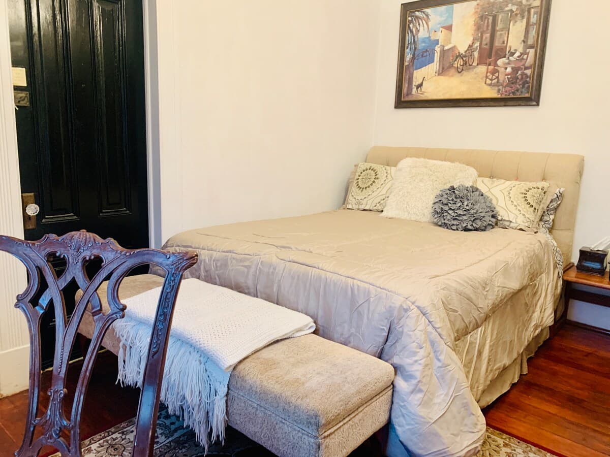 Spacious Victorian Room w/Keyed Entry Near SAP - Photo 1