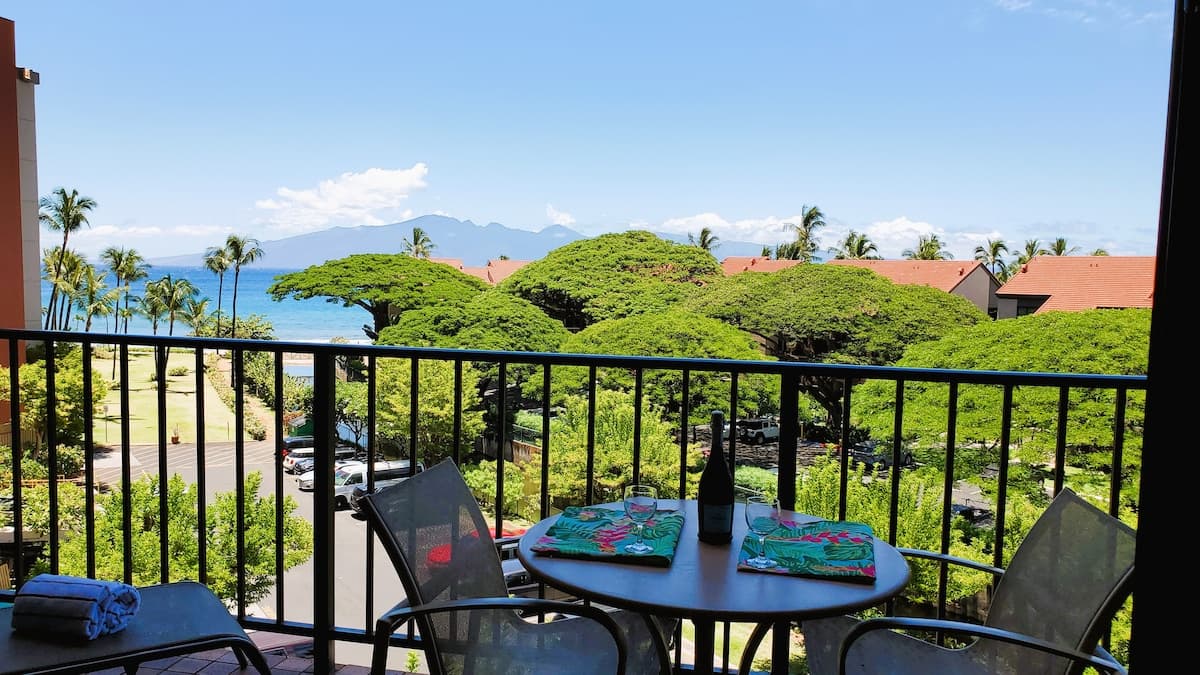 Condo in Lahaina · ★4.75 · 1 bedroom · 2 beds · 1 shared bath - Photo 1