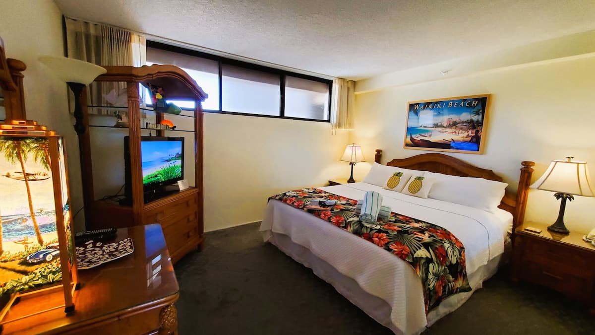 Condo in Lahaina · ★4.75 · 1 bedroom · 2 beds · 1 shared bath - Photo 2