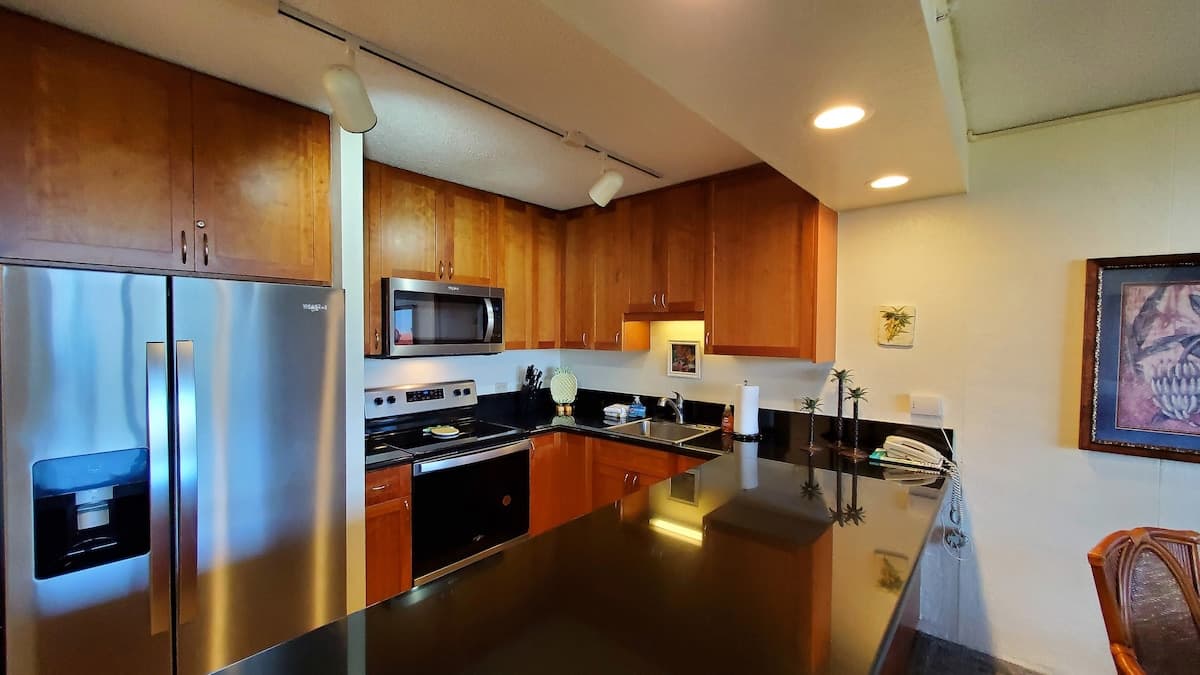Condo in Lahaina · ★4.75 · 1 bedroom · 2 beds · 1 shared bath - Photo 3
