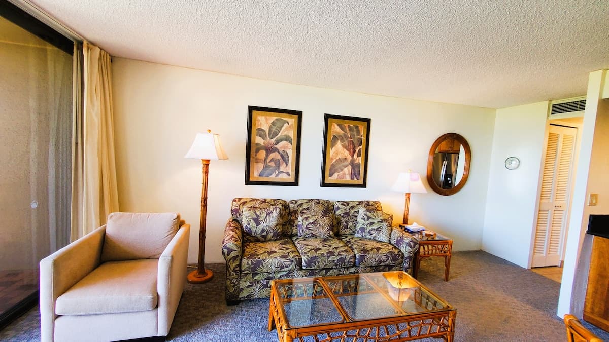 Condo in Lahaina · ★4.75 · 1 bedroom · 2 beds · 1 shared bath - Photo 4