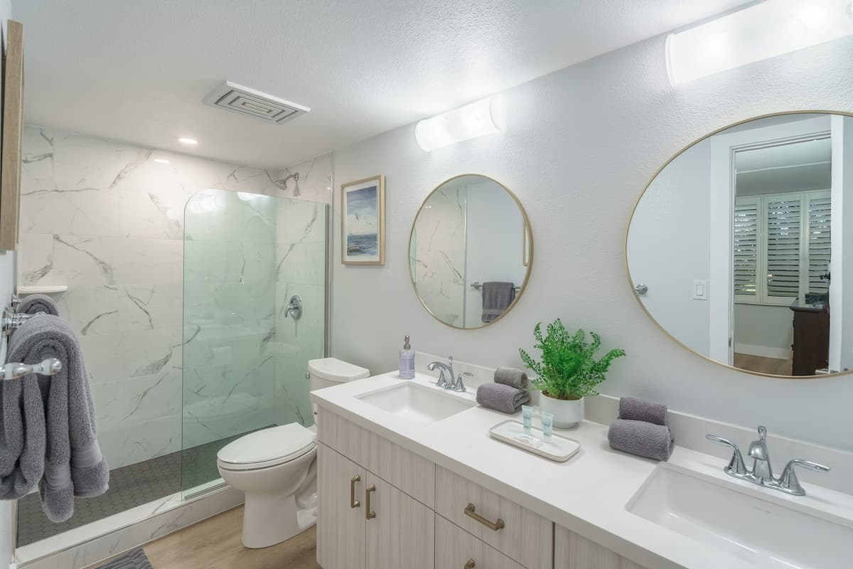 Newly Remodeled-Rare 2 Bedroom Ground Floor-AC - Photo 4