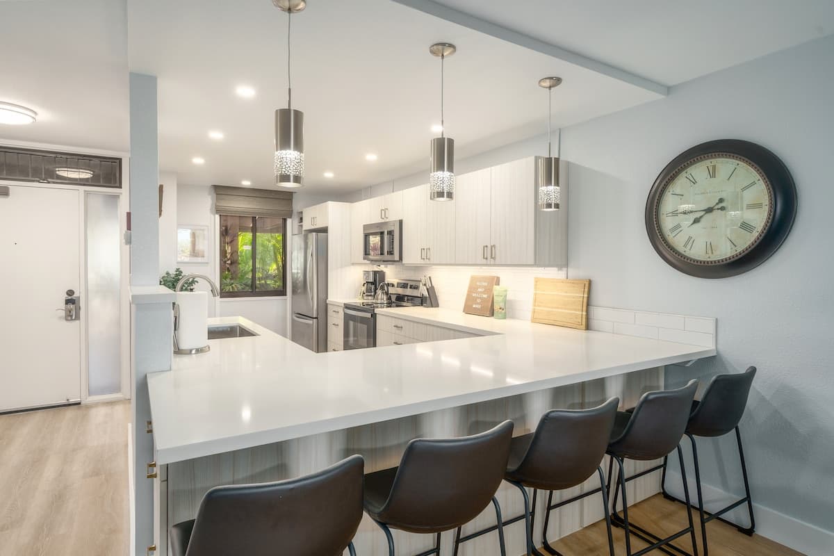 Newly Remodeled-Rare 2 Bedroom Ground Floor-AC - Photo 2