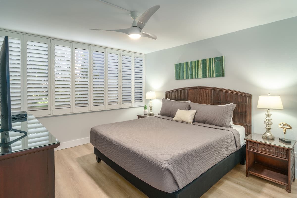 Newly Remodeled-Rare 2 Bedroom Ground Floor-AC - Photo 3