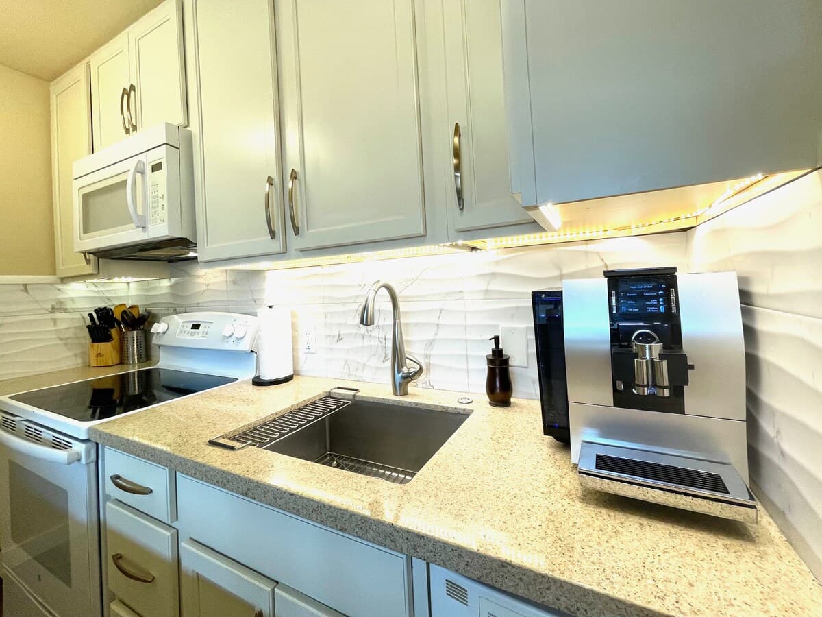1 BR condo steps from Kona's premier surf break - Photo 3