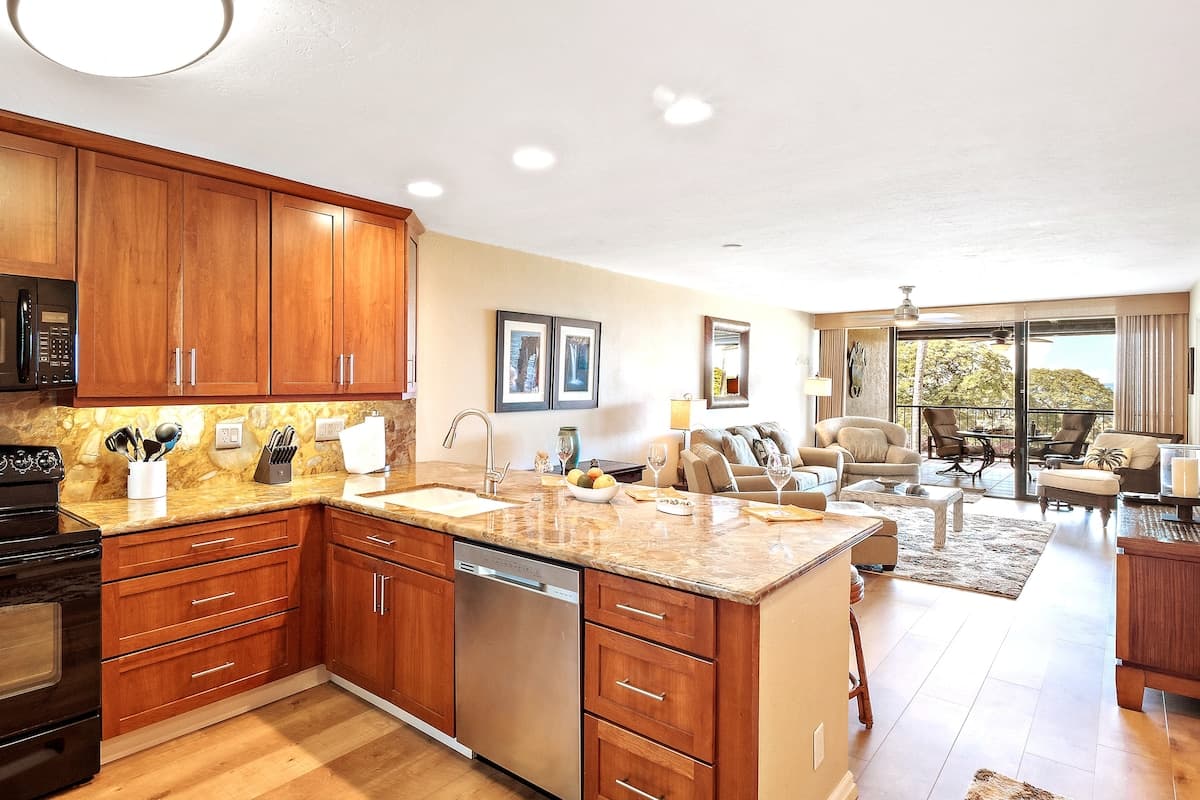 Condo in Kailua-Kona · ★4.9 · 2 bedrooms · 3 beds · 2 private baths - Photo 3