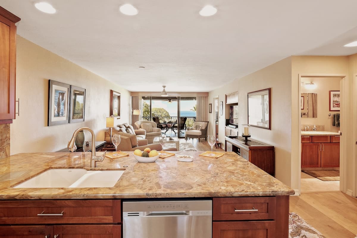 Condo in Kailua-Kona · ★4.9 · 2 bedrooms · 3 beds · 2 private baths - Photo 4